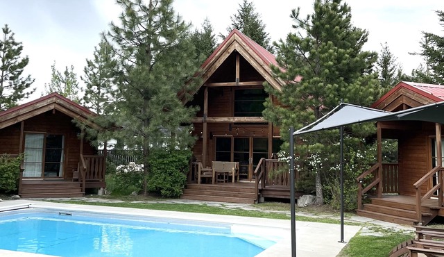 Seasonal 88° Heated Pool, Hot Tub, Fenced Acre for Dogs, Views, EV Charger