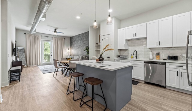 Seasonal Discount 1 BR , FREE Parking , Near AAC , Design District