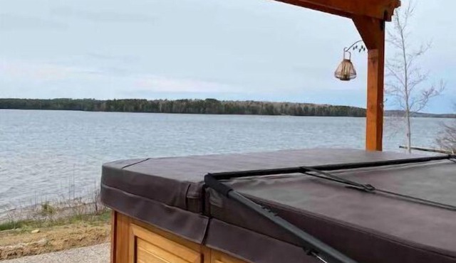 Seasonal Discount is on! 7 ppl Hottub with the view of the Mush a Mush Lakenn