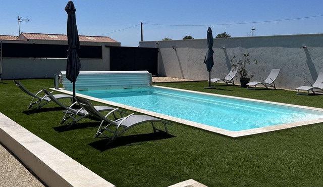 Seasonal rental with private pool