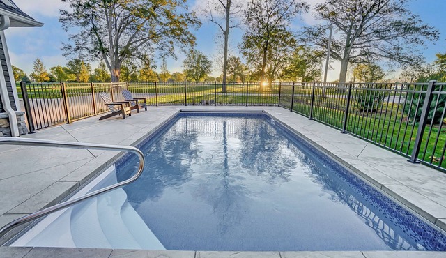 Seasonal Heated Pool, Hot Tub, Golf Course Home with Putting Green, Dogs Welcome