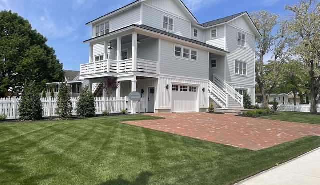 Seasonal heated pool & spa. Walk to the beach. With elevator.