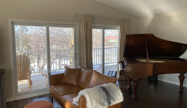 Seasonal or Monthly Rental with Views of Blue Mountain (pet friendly)