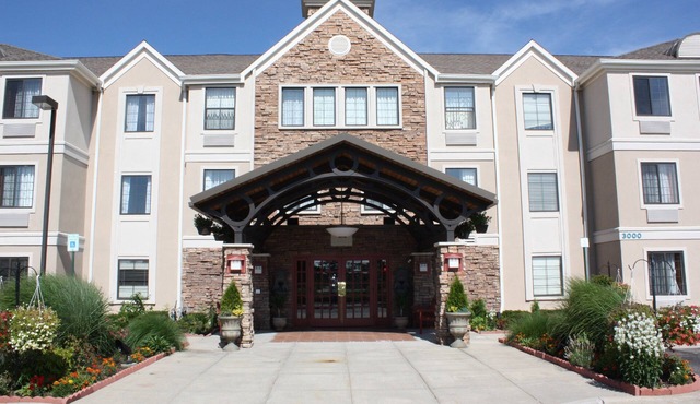 Seasonal Outdoor Pool + Hot Tub + Free Breakfast | Suite Near Airport!