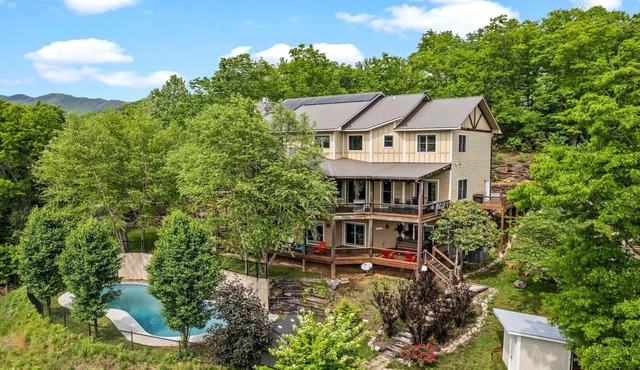 Seasonal POOL cabin, 5 min to DT, hot tub, arcade&game rm, exercise&movie rm