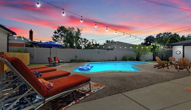 Seasonal Private Heated Pool, Firepit, Walk to Parks + Eats