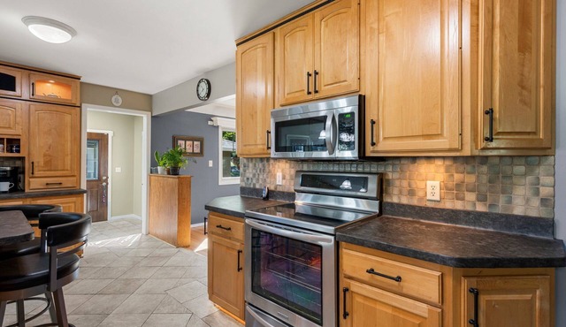 Seasonal Private Pool - Large Home - Dog Friendly - Near MSP