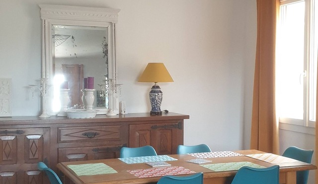 Seasonal rental apartment between pool and sea.