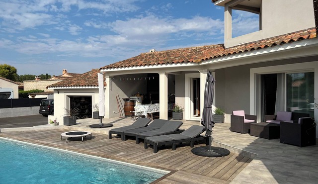 Seasonal rental from August 9 to 23 villa with swimming pool not overlooked
