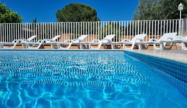 Seasonal rentals of furnished apartments, cottages, apartments, with swimming pool in a quiet location.