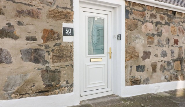 SEASPRAY COTTAGE, pet friendly, country holiday cottage in Buckie