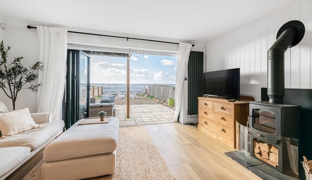 Seaspray: Selsey Beachfront Home – Sleeps 6, 3 Bedrooms & Pet Friendly