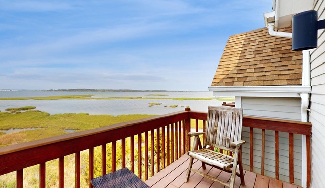Seatowne bayfront home w/outdoor shower, community pool, tennis & pier