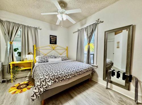 Seattle 2nd Floor House with 2 Queen Bedrooms and Extra Sofa Bed Located 10 minutes from SeaTac Airport and 20 minutes from Downtown