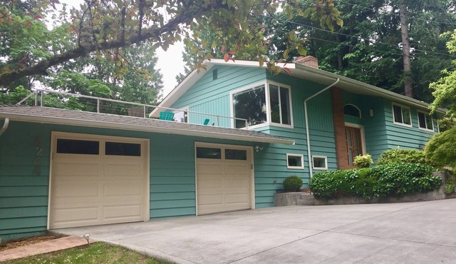 Seattle Area 3BR Retreat – Easy Transit Access & Large Patio W/View