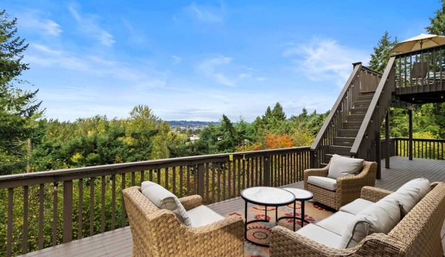 Seattle Area Retreat Game Room Sleeps 12