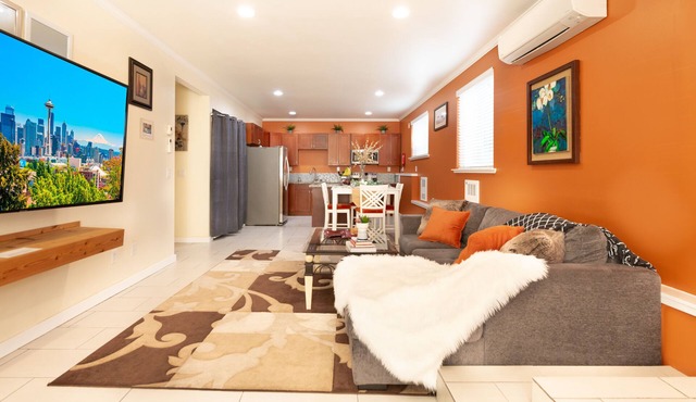 Seattle Guest Suite with Private Yard