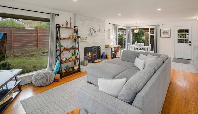 Seattle Home Near UW, Hospitals & Light Rail | Wedgwood Retreat | Yard + Gazebo