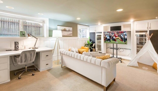 Seattle Luxury 3B2B Daylight Basement 13 min to DT