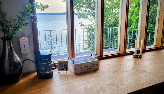 Seattle Luxury Waterfront & Beach Access 2Beds