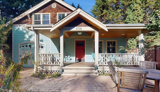 Seattle Retreat with 3 bedrooms, gas fireplace, family-friendly