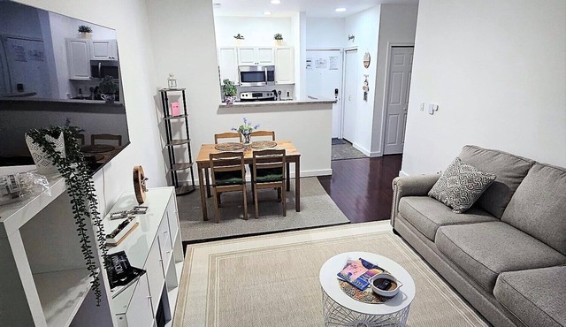 Seattle's Heart in Belltown/4guest/Space Neddle view