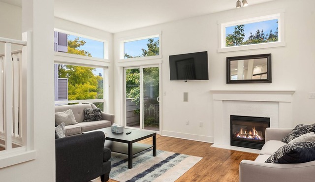 Seattle Vacation Home: 3 en-suite bedrooms with outdoor space!