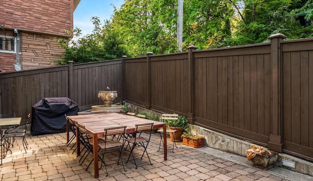 Seattle Vacation Home: American Wonders - 7 bedroom/4.5 bath, sleeps 25, views