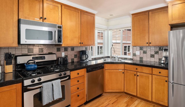 Seattle Vacation Home: Berlin Wall - Sparkling Clean in PRIME location! Decks & Upscale Kitchen