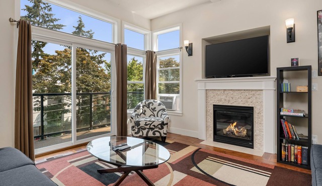 Seattle Vacation Home: Bravo House - Luxury 3 bed/2.5bath, great location