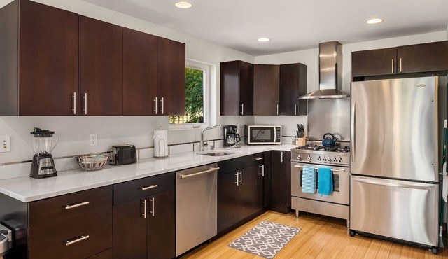 Seattle Vacation Home: Capitol Hill - 3 bed/2.5 bath, great location