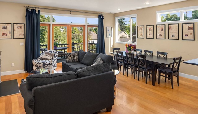 Seattle Vacation Home: House of Suffrage - 5 bedroom, sleeps 16!