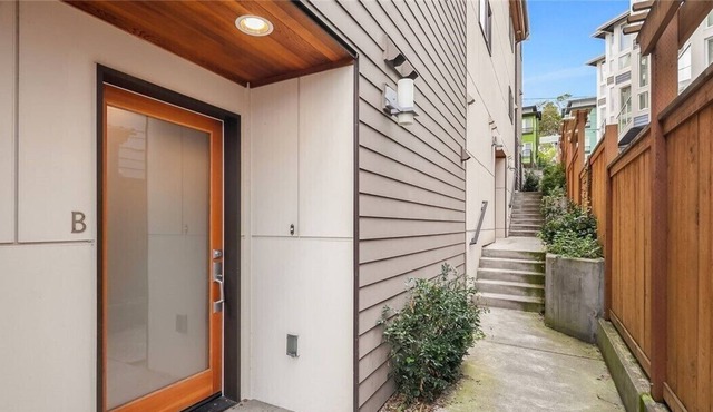 Seattle Vacation Home: Impeccably finished 2 bedroom/2 bathrooms with parking