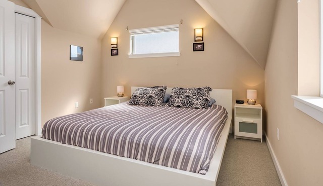 Seattle Vacation Home: Life's A Mountain - 3 bedrooms each w/ ensuite bath