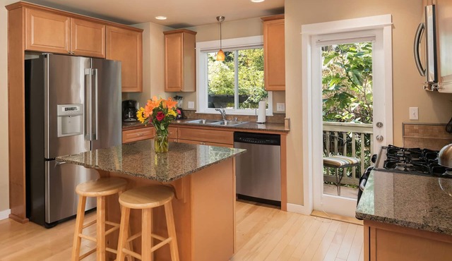 Seattle Vacation Home: Life's a Beach - Comfort, LOCATION, 3 En Suites! | Ideal for Families