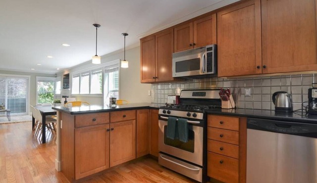 Seattle Vacation Home: Off The Wall - 3 bed/2.5 bath, brand new everything