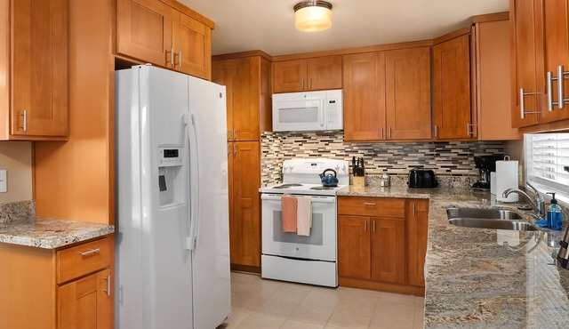 Seattle Vacation Home: Roy Street Cottage - 3 bedroom single family home with yard