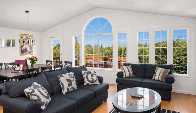 Seattle Vacation Home: The Big Top - Modern 5 bedroom, gameroom, sleeps 20
