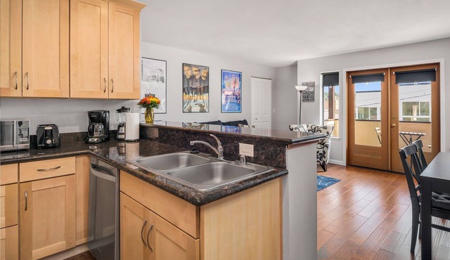 Seattle Vacation Home: Thomas Lodge "New York" - Bright & Comfy 2 Bed/2 Bath