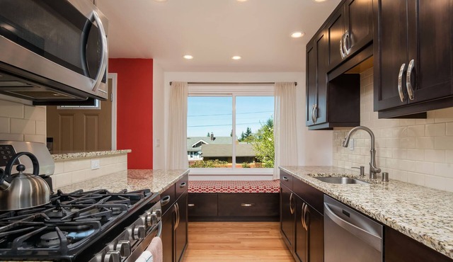 Seattle Vacation Home: The Autobahn - 3 bed/2 bath, great outdoor space!