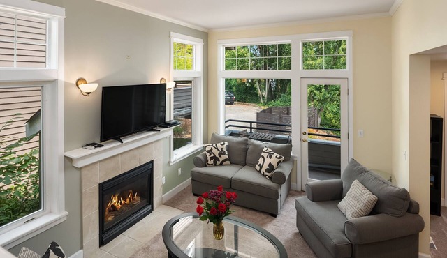 Seattle Vacation Home: The Gallery - 3 bedrooms, each with en-suite bath!