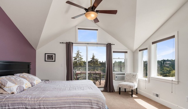 Seattle Vacation Home: The Depot - Luxury 3 bed/2.5 bath, great location