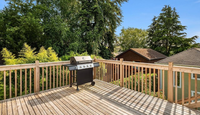 Seattle Vacation Home: The Campus; 8 bedrooms - sleeps up to 23!