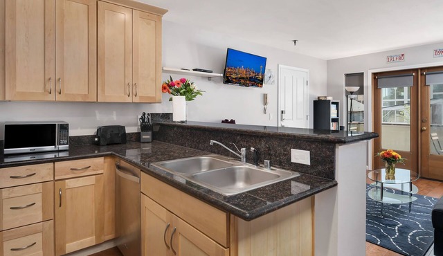 Seattle Vacation Home: Thomas Lodge "Boston" - Bright & Comfy, Large Balcony | Garage