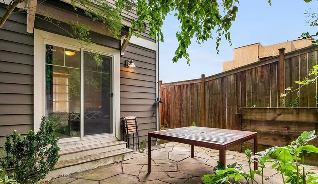 Seattle Vacation Home: The Library - 4 bedroom house, great location, sleeps 12