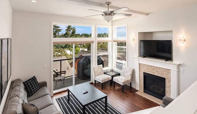 Seattle Vacation Home: The Port - 3 bed/2.5 bath, great location