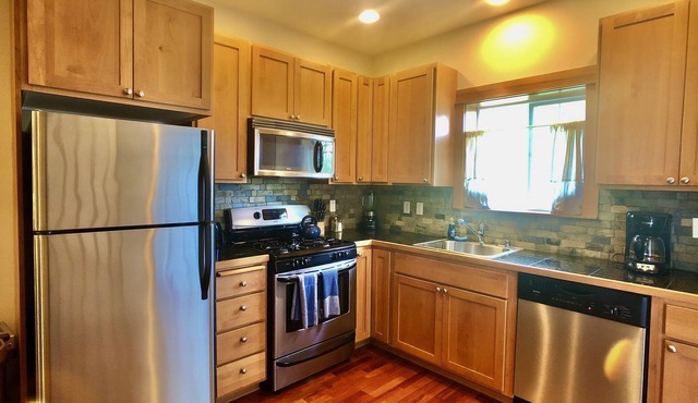 Seattle Vacation Home: The Market - Modern 2 bed craftsman, great location