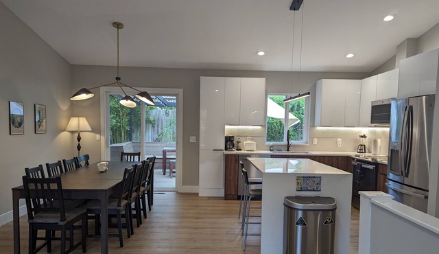 Seattle Vacation Home: The Newsroom - West Seattle 4 bedroom home