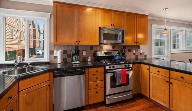 Seattle Vacation Home: Upscale & PRIME Location - Modern Kitchen | Jetted Tub | Garage