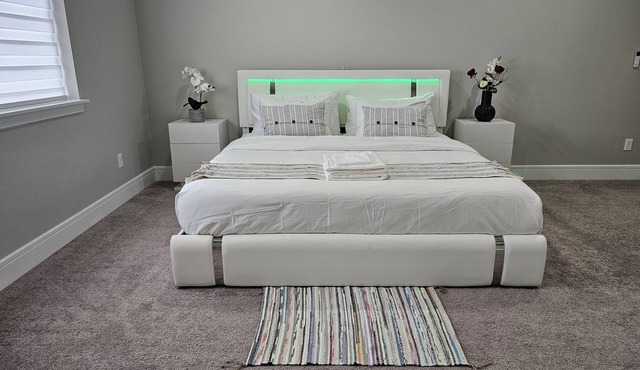 Seattle vacation rentals,Centrally located w/free parking & Netflix' wifi.